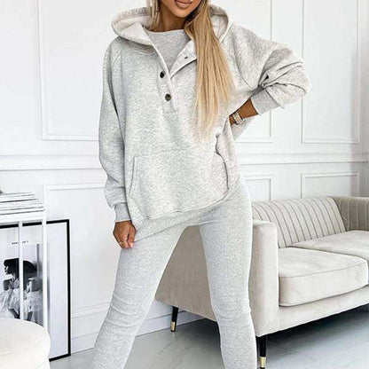 Elena – Set Comodo 3 Pezzi (Maglia + Felpa con Cappuccio + Pantaloni)